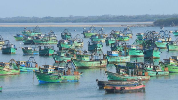 நள்ளிரவு முதல் தமிழக விசைபடகுகள் மீன்பிடிக்கச் செல்ல அரசு தடை