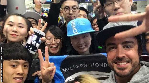Fernando Alonso of McLaren-Honda with Chinese fans