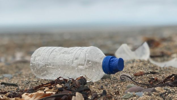 塑膠可能要經過數百年才能降解。