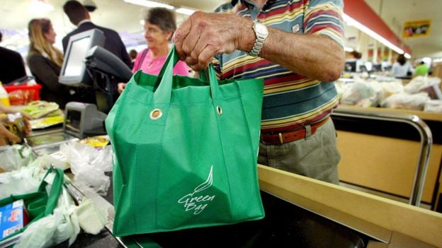 Una persona usa una bolsa reutilizable