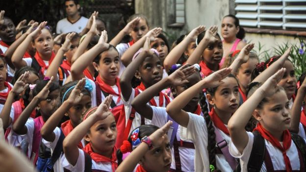 Pioneros en una escuela en Cuba