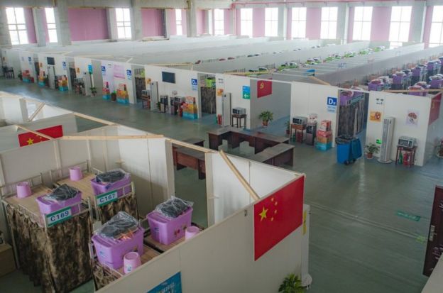 由於缺乏病牀,武漢仍在修建和改建更多方艙醫院收治患者。圖為武漢青山楠姆方艙醫院即將收治患者。
