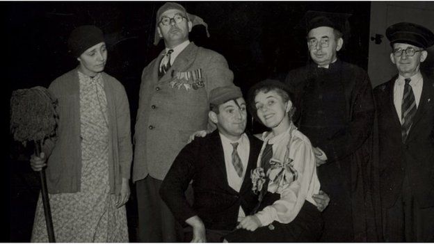 Charles Williams (yn eistedd) a'i gyd actorion yn codi gwên yn y gyfres 'Camgymeriadau' yn 1952