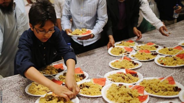 Comida servida en una mezquita