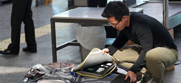 Passenger packs laptop in Istanbul airport