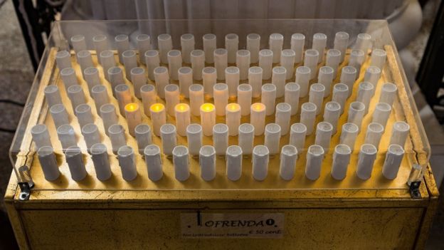 Velas de ofrenda eléctricas en iglesia