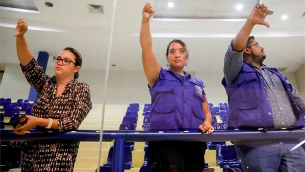 Activistas protestas en la Asamblea