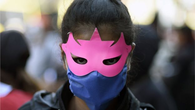Mujer con una máscara en México