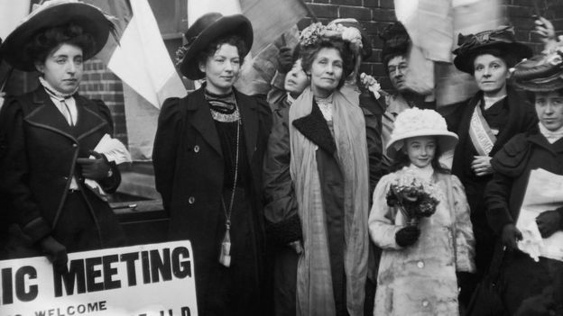 Sufragistas Emmeline Pankhurst e sua filha Christabel Harriette deixam a prisão em Londres, no Reino Unido