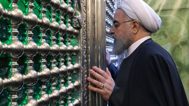 Iranian President Hassan Rouhani visits the shrine of Moussa al-Kadhim in Baghdad (11 March 2019)