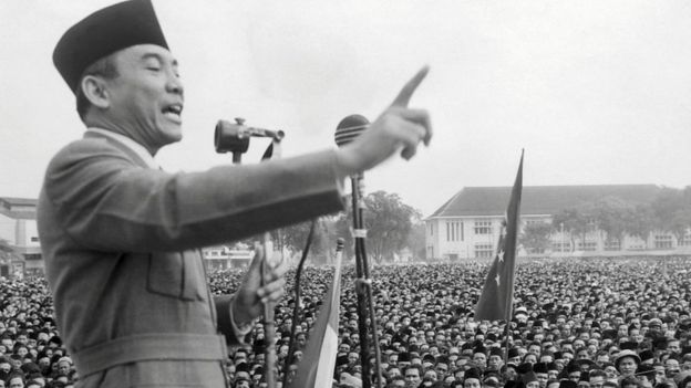 سوكارنو، زعيم الحزب الوطني الإندونيسي، يخطب أمام حشود هائلة من الإندونيسيين في أحد أعياد الاستقلال.