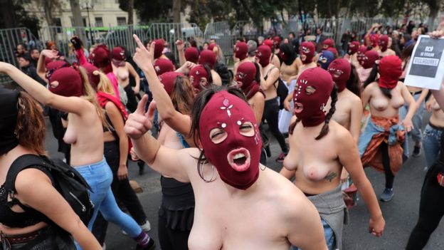 Manifestantes con los pechos descubiertos en Chile.