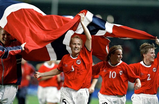 Jugadoras noruegas celebran la medalla de oro en Sídney 2000.