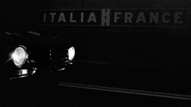 Auto cruzando túnel