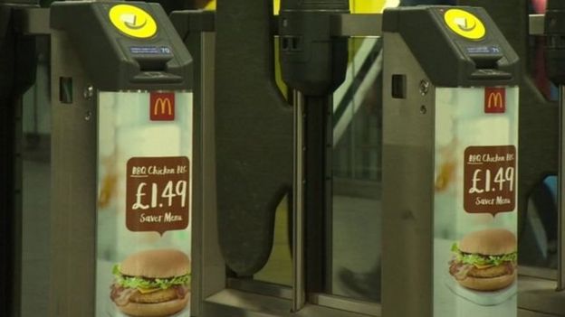 倫敦地鐵站入口的廣告