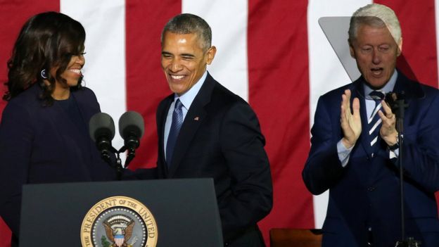 Michelle y Barack Obama con Bill Clinton.