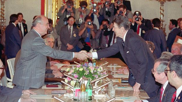 مخیائیل گورباچف (چپ) و دونالد ریگان (راست) این پیمان را در سال ۱۹۸۷ امضا کردند و اجرای آن از سال ۱۹۸۸ آغاز شد