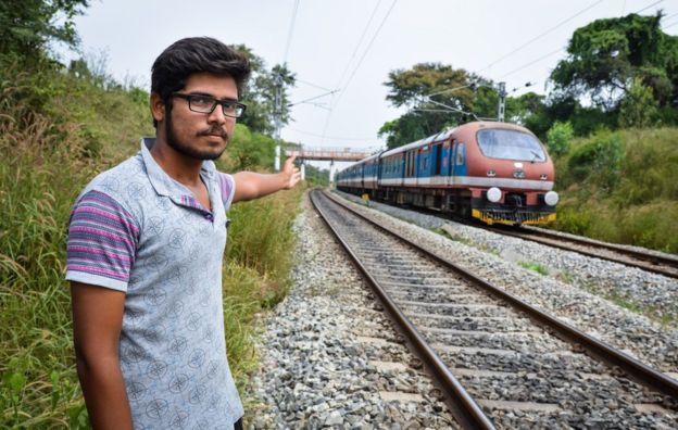 Mühendislik öğrencisi Sharad Gowda, 3 öğrencinin selfie çekilirken ezildiği yeri işaret ediyor.