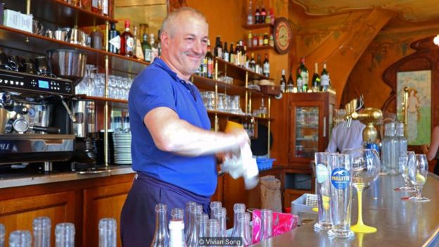 Chủ quán 'Le Bistrot du Peintre' Hervé Bonal trước đây đã gặp vợ mình khi bà vào nhà hàng của ông để ăn tối.