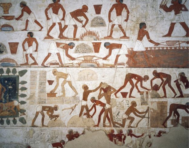 Una pintura de trabajadores que hacen ladrillos de la tumba de Rejmira en Tebas, Egipto.