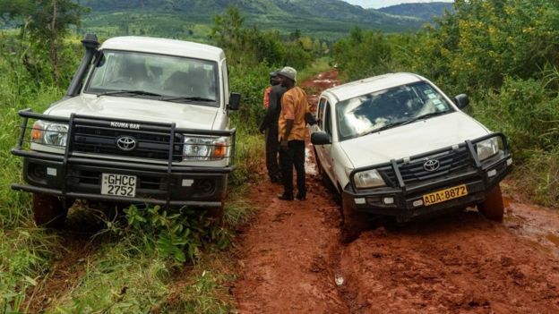 Vehicles carrying people and aid are stuck in the mud of a road to Ngangu township in Chimanimani on March 22, 2019. - A week ago Tropical Cyclone Idai, after lashing Mozambique, turned its wrath on eastern Zimbabwe