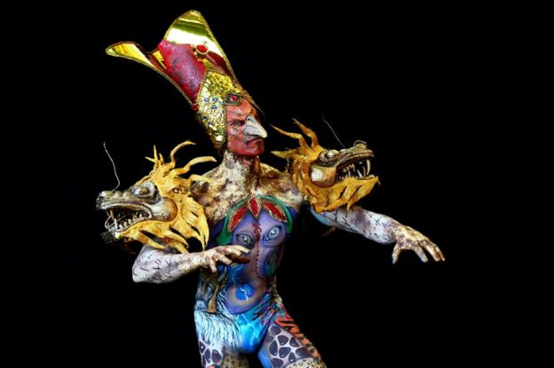 Modelos são transformados em obras de arte para festival de pintura corporal BBC News Brasil