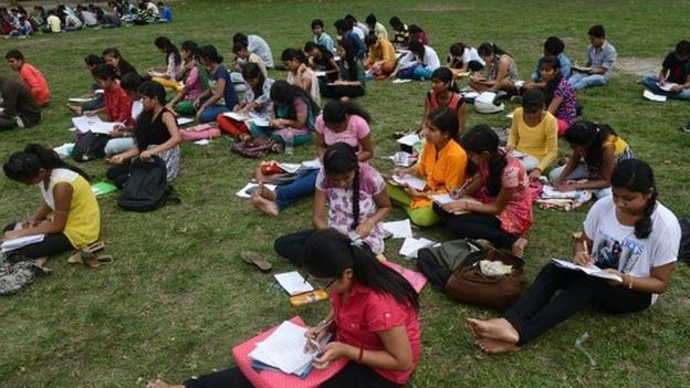 கல்லூரி மாணவிகள்