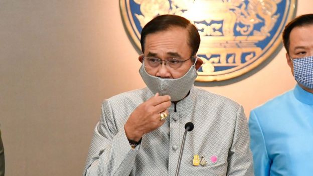 Tayland Başbakanı Prayuth Chan-ocha kıyafetiyle uyumlu bir kumaş maske takıyor