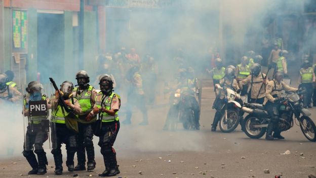 Policías venezolanos