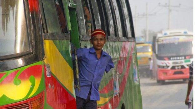 ১৪-বছর বয়সের ছেলে সোহেল, দুর্ঘটনায় হাত হারিয়ে এখন বাসে হেলপার হিসেবে কাজ করে, ৭-১১-২০১৮, ঢাকা।