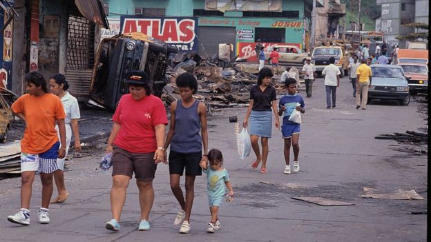 Panameños caminando por la calle durante la "Operación Causa Justa"