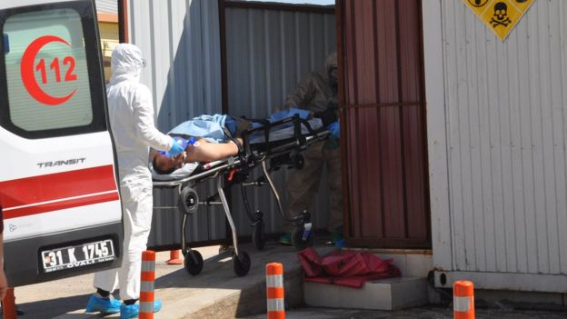 Paramédicos atienden a heridos tras el ataque en Khan Shiekhoun