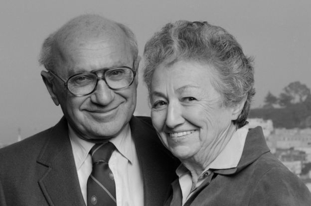 Milton Friedman con su esposa y su colega economista Rose Friedman.