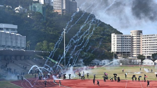 警方周二在香港中文大學校園與示威者衝突，多枚催淚彈跌進校園。