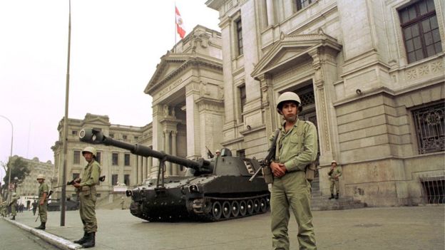 Soldados y tanques de guerra frente al Palacio de Justicia en Lima, el 5 de abril de 1992, luego de que Fujimori disolviera en Congreso y Poder Judicial.