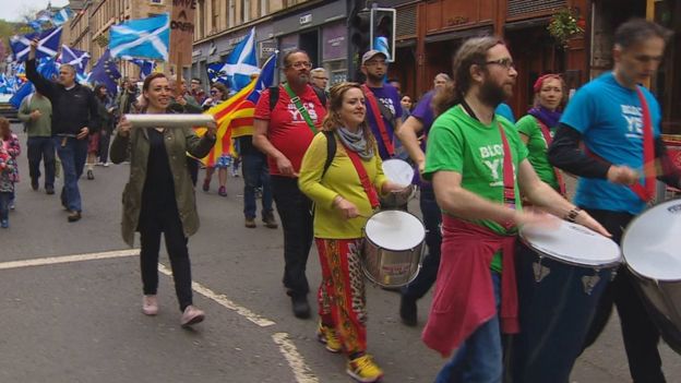 Tens Of Thousands March For Scottish Independence - BBC News