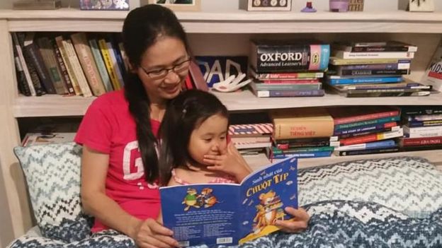 Đọc truyện tranh tiếng Việt với con hàng ngày giúp con học tiếng Việt và tạo thói quen thích đọc sách cho con