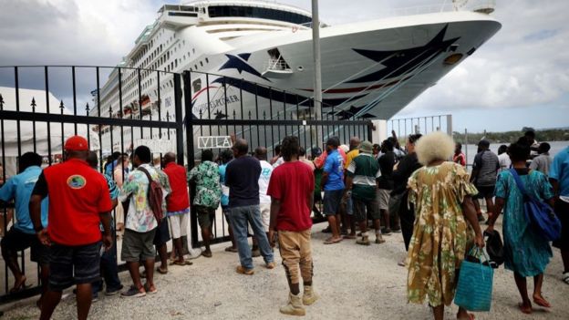 Trabalhadores locais à espera de um navio de cruzeiro em Vanuatu em dezembro de 2019