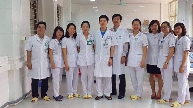 Bác sĩ Lương (áo xanh, giữa) cùng các đồng nghiệp tại Bệnh viện Hòa Bình