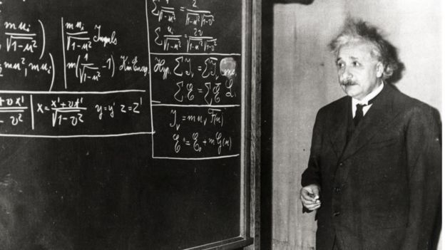 Albert Einstein apresenta teorias no quadro negro