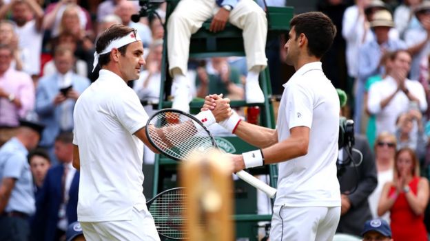 federer ve djokovic el sıkışırken
