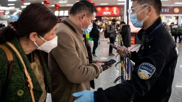 Autoridades revisan a ciudadanos chinos en el aeropuerto.