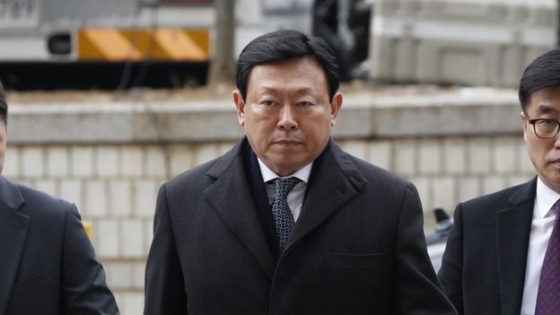 辛東彬離開法院時稱向公眾道歉。