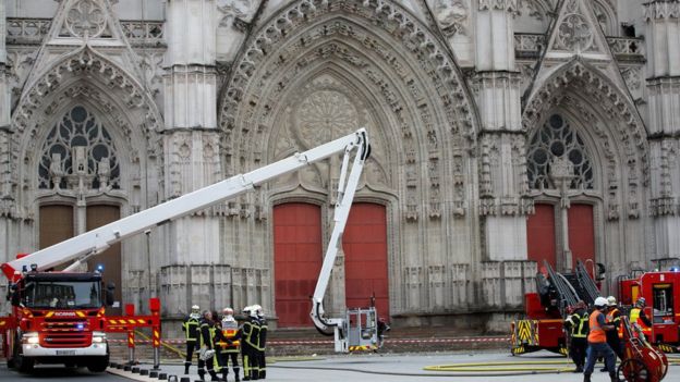 fire crews at nantes cathedral