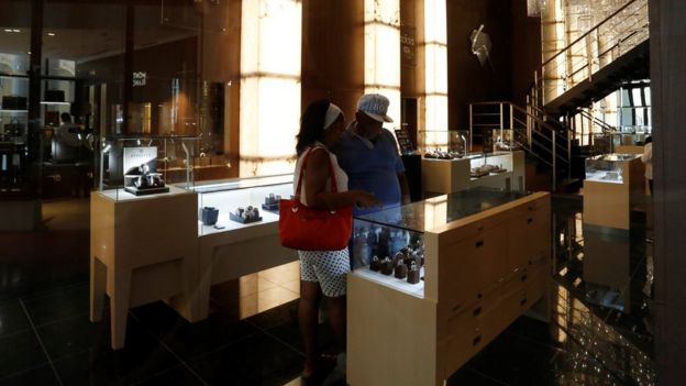 Una pareja de cubanos mirando relojes