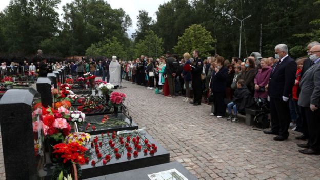 Familiares de las personas que fallecieron en la tragedia del submarino de Kursk se reúnen para un evento conmemorativo.