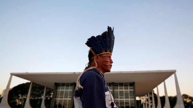 Índio do povo Guarani Kaiowa aparece de perfil em frente ao prédio do STF em Brasília