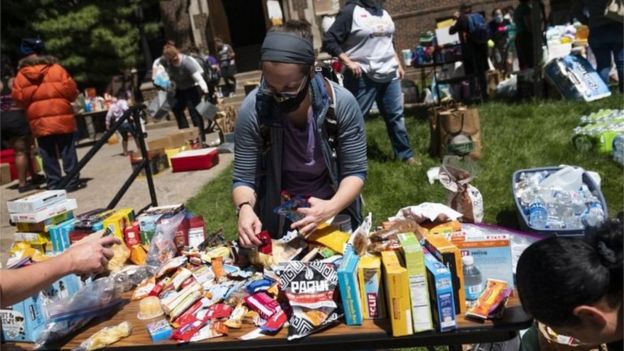 শান্তিপূর্ণ বিক্ষোভকারীদের পানি এবং খাবার বিতরণ করে মিনেসোটার বাসিন্দারা।