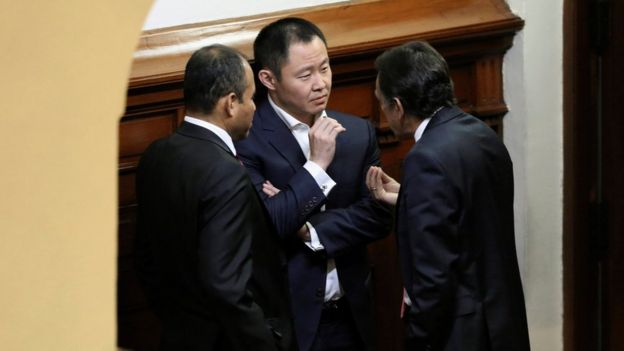 Kenji Fujimori con Héctor Becerril y Miguel Torres.