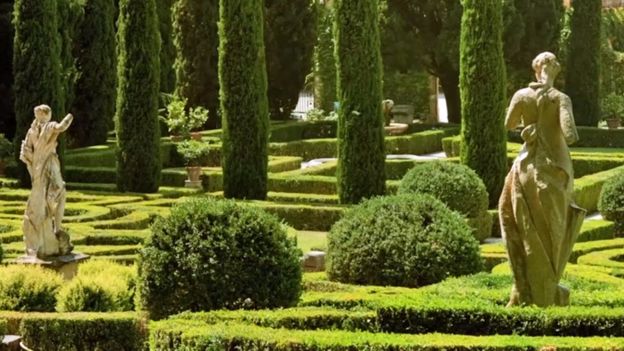 Jardín con estatuas clásicas
